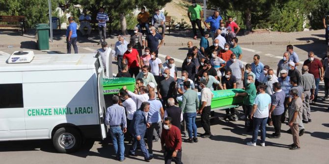 Sivas'ta yürek yakan görüntüler! Aynı aileden 4 kişi toprağa verildi