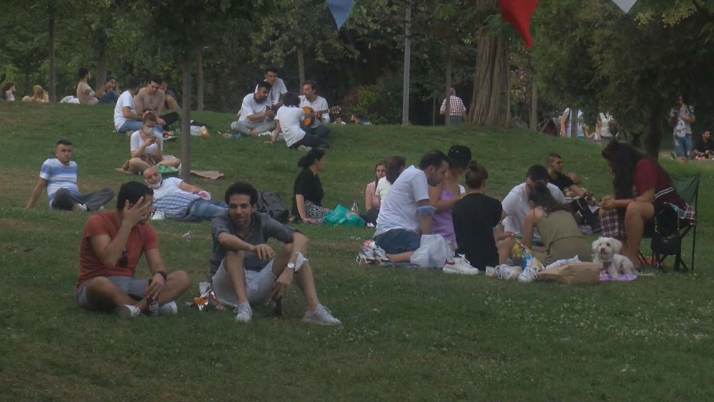 İstanbullular, Caddebostan Sahili ve Maçka Parkına akın etti 11