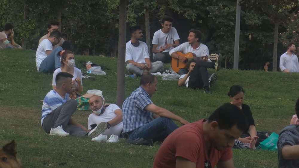 İstanbullular, Caddebostan Sahili ve Maçka Parkına akın etti 9