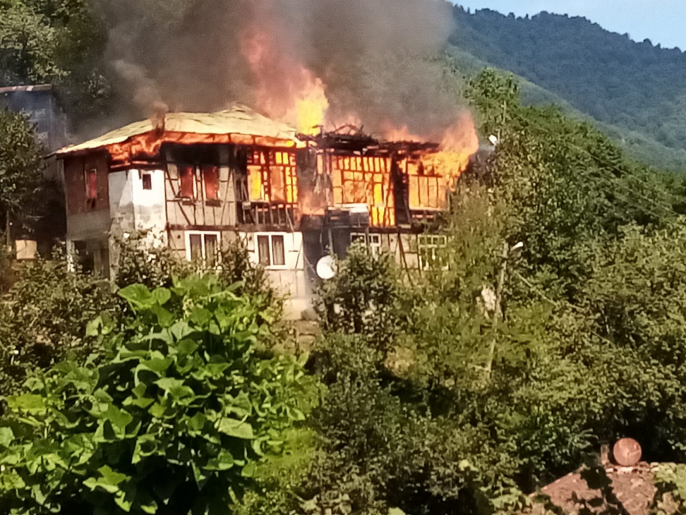 Gözyaşlarına boğuldular! İki ailenin kaldığı ev küle döndü 2