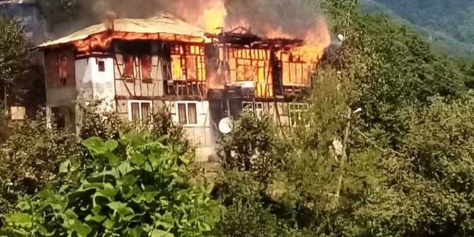 Gözyaşlarına boğuldular! İki ailenin kaldığı ev küle döndü