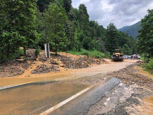 Rize Ayder Yaylası yolunda heyelan! 3