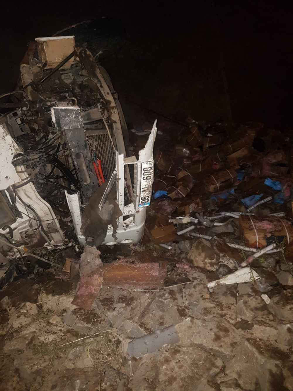 Erzurum'da dinamit yüklü kamyon kaza yaptı: 2 ölü 1