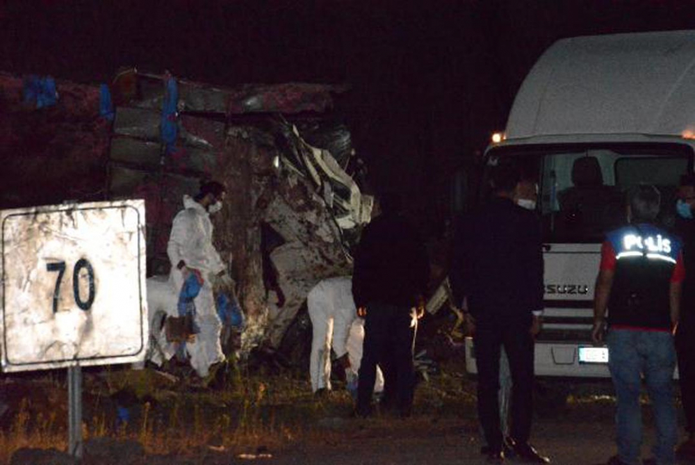 Erzurum'da dinamit yüklü kamyon kaza yaptı: 2 ölü 10