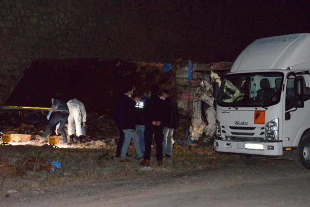 Erzurum'da dinamit yüklü kamyon kaza yaptı: 2 ölü 8
