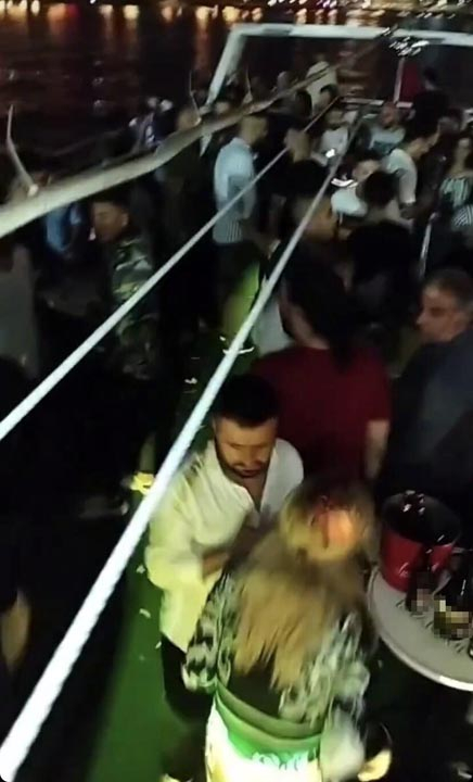 İstanbul Boğazı’nda “dansözlü” yat partisi yaptılar! 10