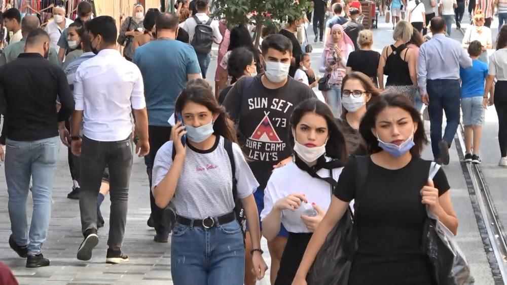 Taksim'de koronavirüs hiçe sayıldı! Maske ve sosyal mesafe unutuldu 1