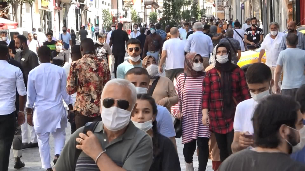 Taksim'de koronavirüs hiçe sayıldı! Maske ve sosyal mesafe unutuldu 2