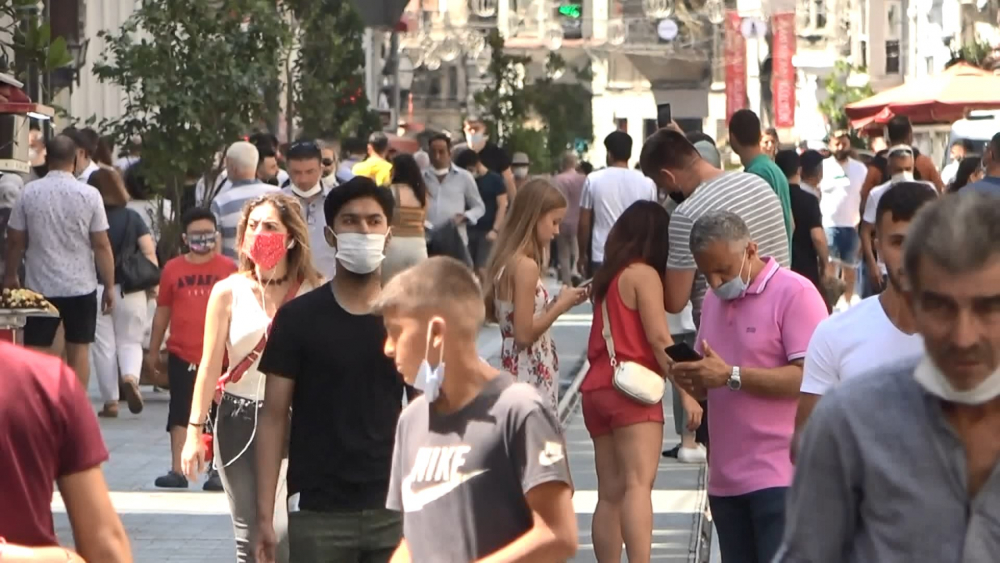 Taksim'de koronavirüs hiçe sayıldı! Maske ve sosyal mesafe unutuldu 3