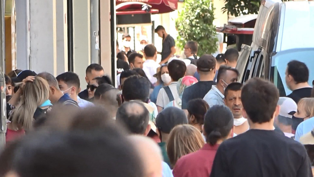 Taksim'de koronavirüs hiçe sayıldı! Maske ve sosyal mesafe unutuldu 4