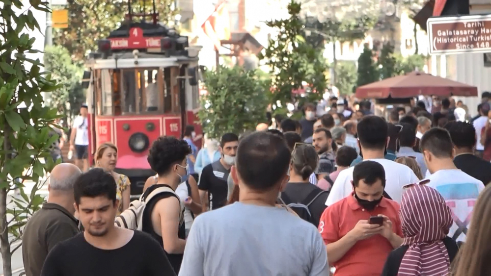 Taksim'de koronavirüs hiçe sayıldı! Maske ve sosyal mesafe unutuldu 6