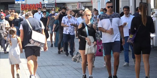 Taksim'de koronavirüs hiçe sayıldı! Maske ve sosyal mesafe unutuldu