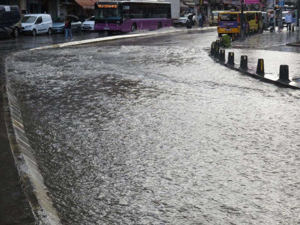 Yine aynı senaryo! İstanbul'da yollar göle döndü 1