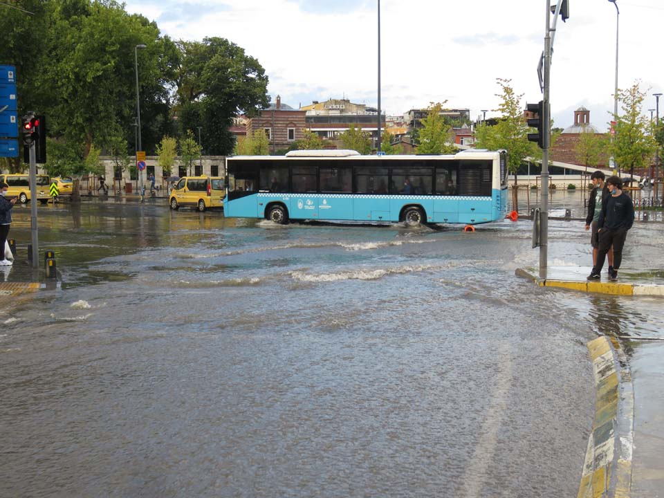 Yine aynı senaryo! İstanbul'da yollar göle döndü 10