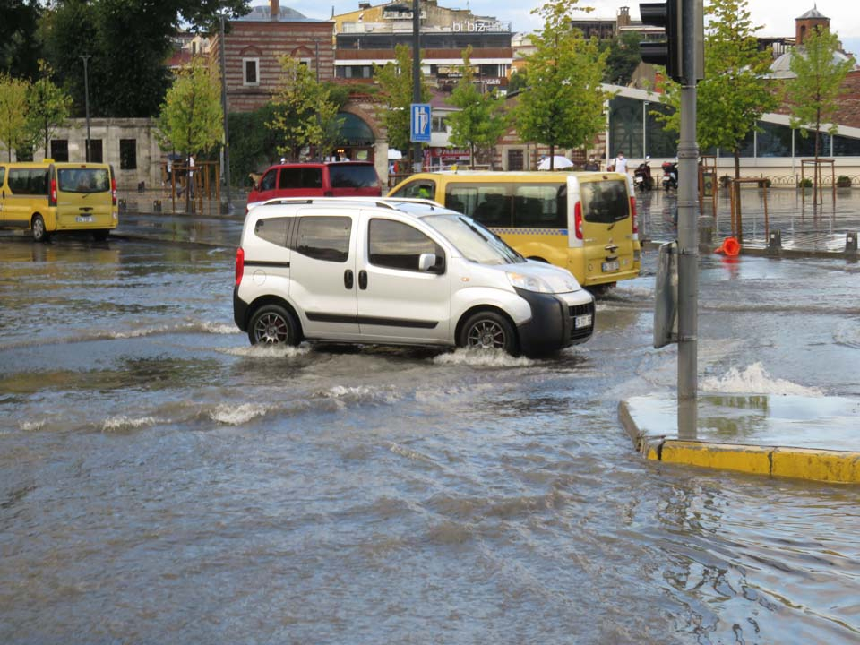 Yine aynı senaryo! İstanbul'da yollar göle döndü 11