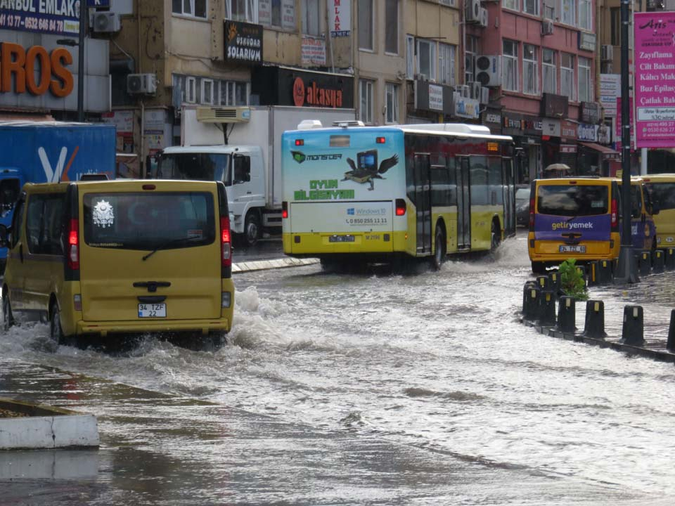 Yine aynı senaryo! İstanbul'da yollar göle döndü 13