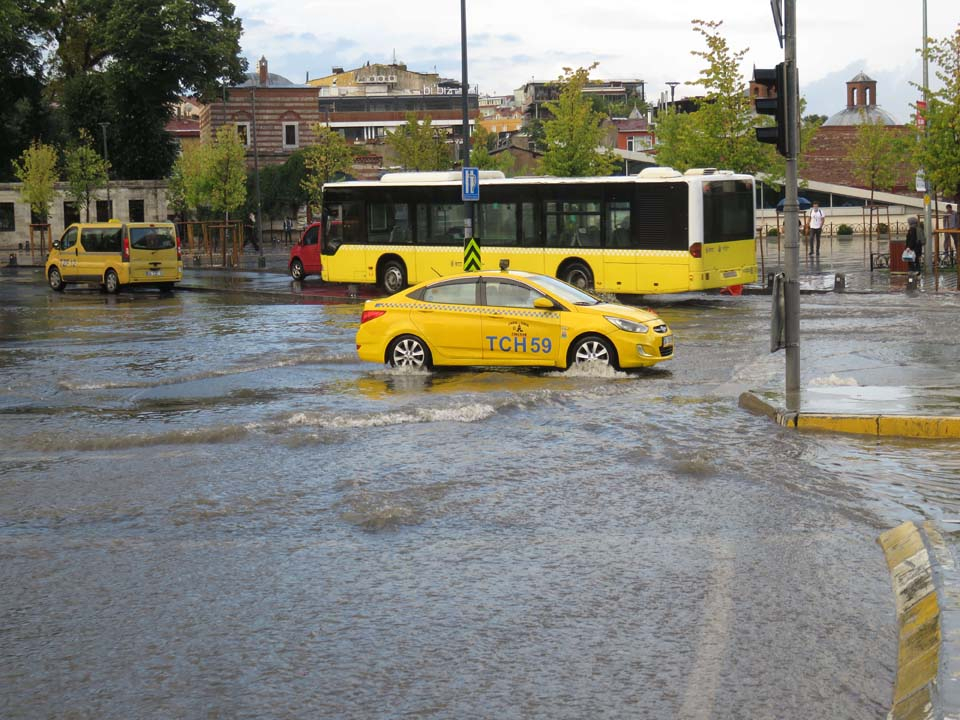 Yine aynı senaryo! İstanbul'da yollar göle döndü 14