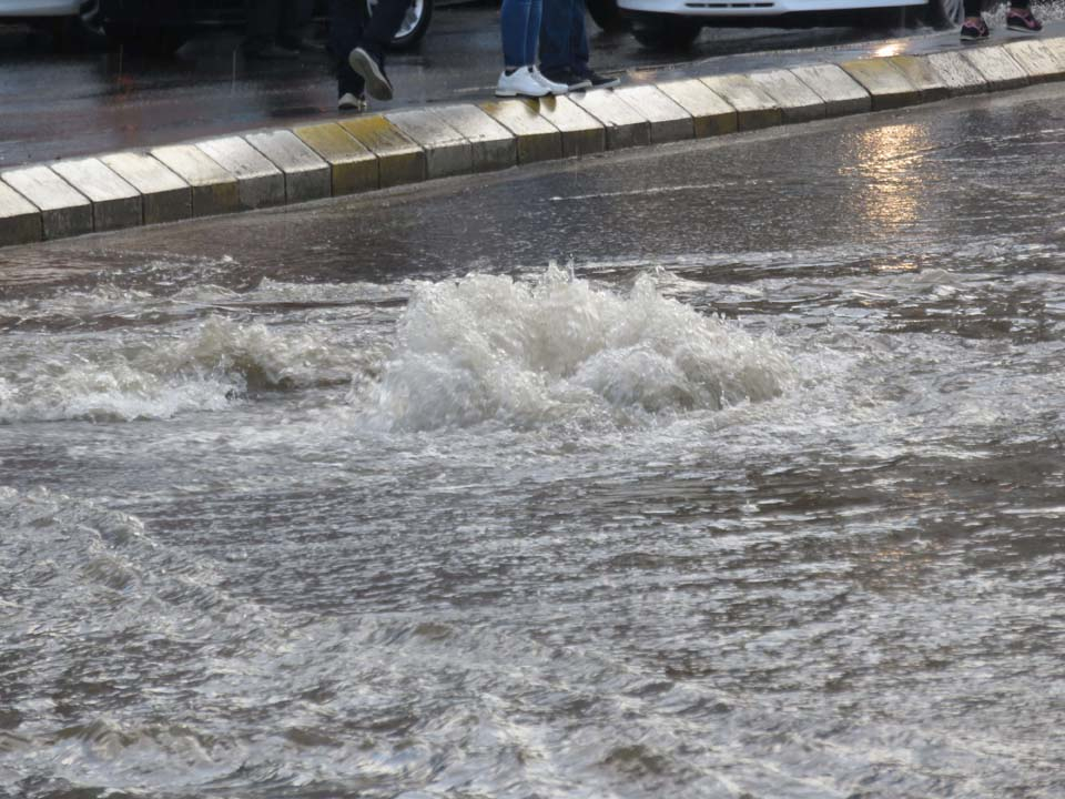 Yine aynı senaryo! İstanbul'da yollar göle döndü 2