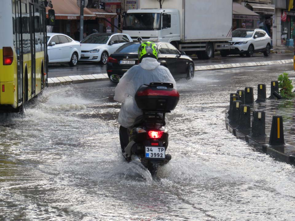 Yine aynı senaryo! İstanbul'da yollar göle döndü 3
