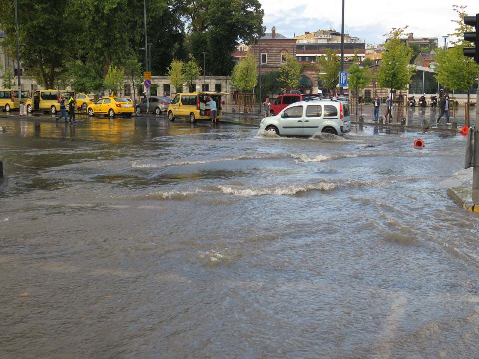 Yine aynı senaryo! İstanbul'da yollar göle döndü 6