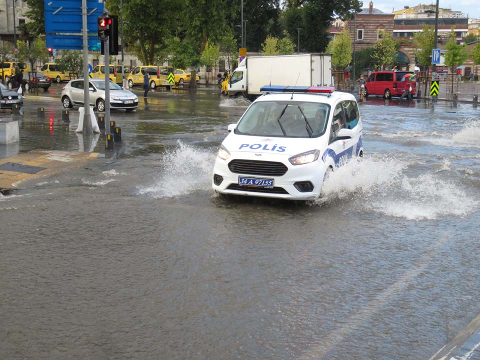 Yine aynı senaryo! İstanbul'da yollar göle döndü 8