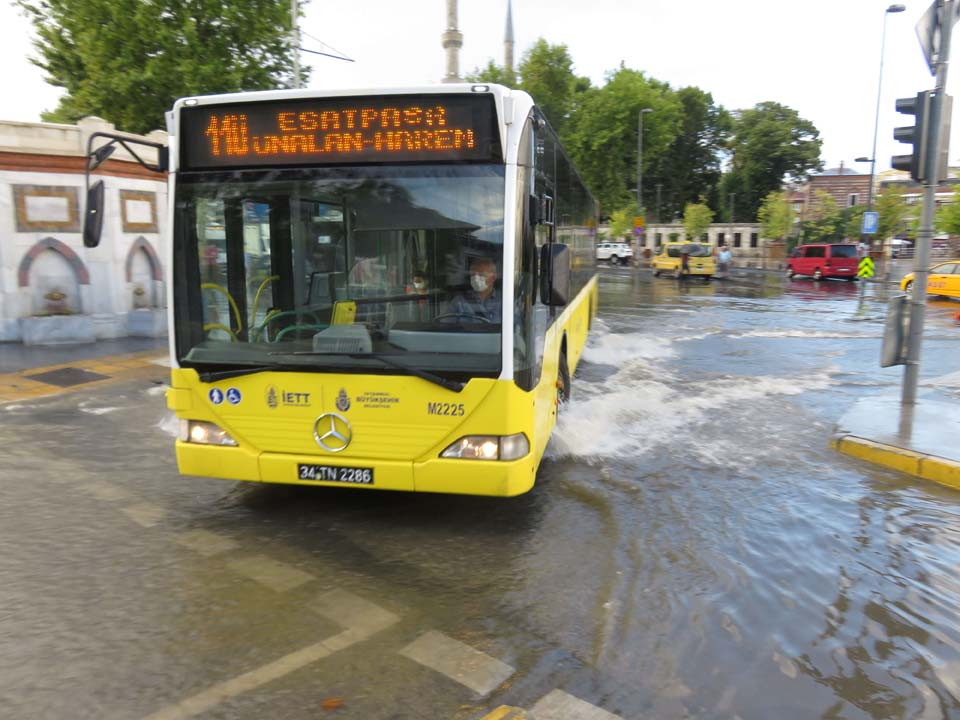 Yine aynı senaryo! İstanbul'da yollar göle döndü 9