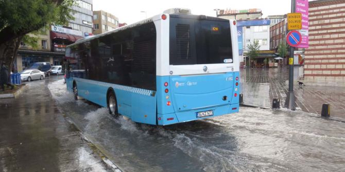 Yine aynı senaryo! İstanbul'da yollar göle döndü