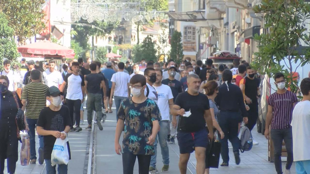 İstiklal Caddesinde korkutan yoğunluk! Maske ve mesafe yok sayıldı 1