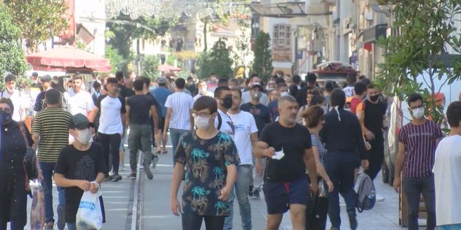 İstiklal Caddesinde korkutan yoğunluk! Maske ve mesafe yok sayıldı