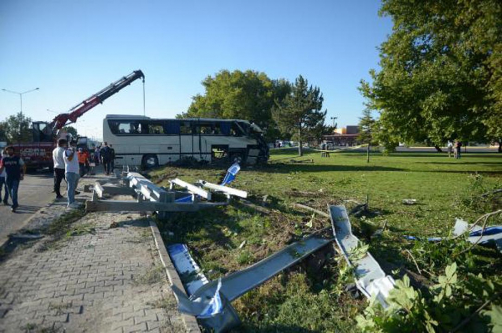 Eskişehir'de işçi servisi kaza yaptı: 2 ölü, 17 yaralı 7