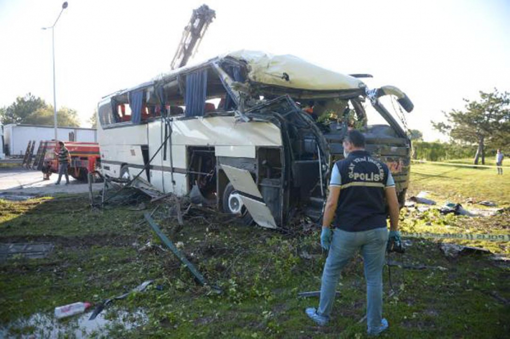 Eskişehir'de işçi servisi kaza yaptı: 2 ölü, 17 yaralı 9