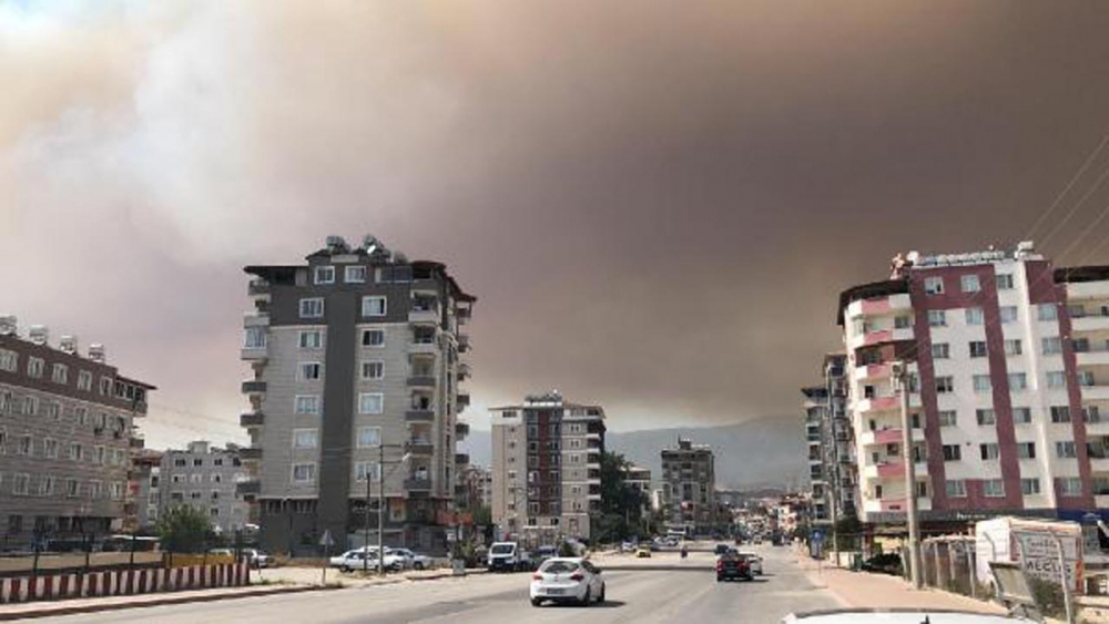 Hatay'da çıkan yangın 3 bölgeye yaklaştı! 3