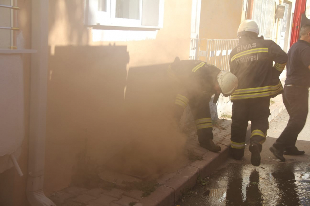 Bodrum katta çıkan yangın paniğe neden oldu 1