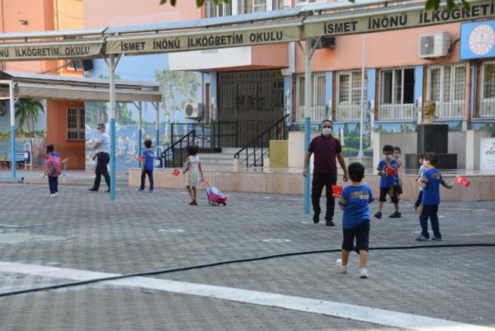 Bilim Kurulu Üyesi Gündüz uyardı: Okullarda düzensiz kalabalıklara dikkat! 1