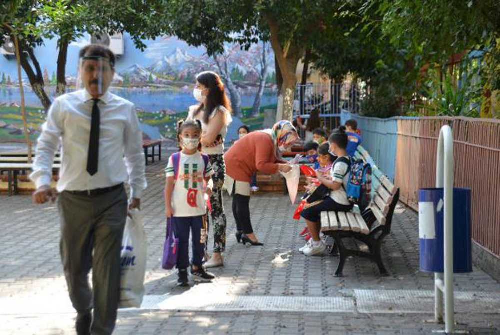 Bilim Kurulu Üyesi Gündüz uyardı: Okullarda düzensiz kalabalıklara dikkat! 4
