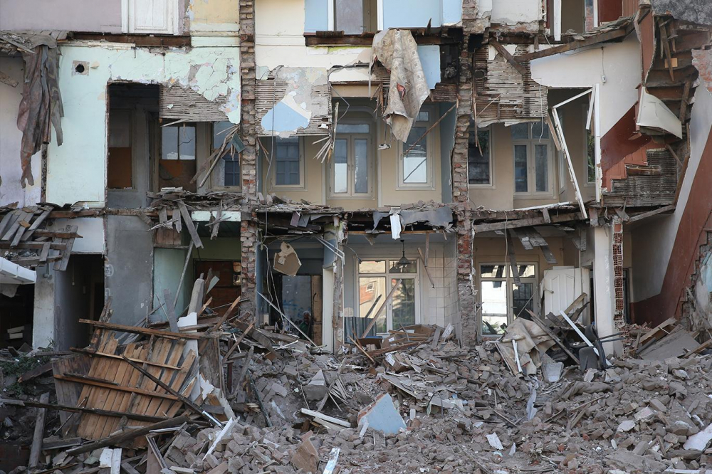 Bu binalardan uzak durun: Depremde ilk onlar yıkılacak! 10