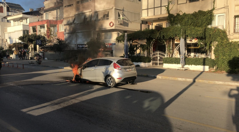Seyir halindeki araç alev alev yandı 1