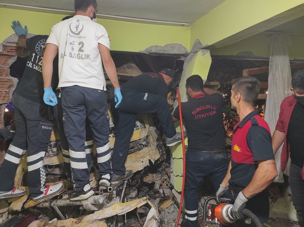Feci kaza! Freni patlayan vinç eve çarptı 2