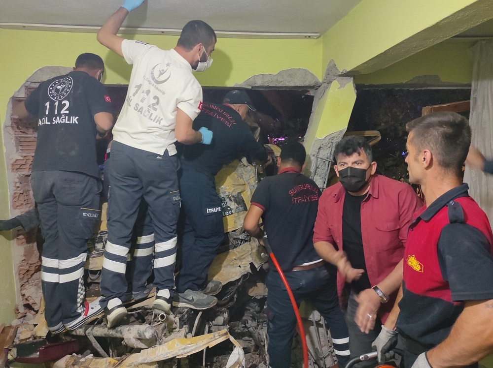 Feci kaza! Freni patlayan vinç eve çarptı 3