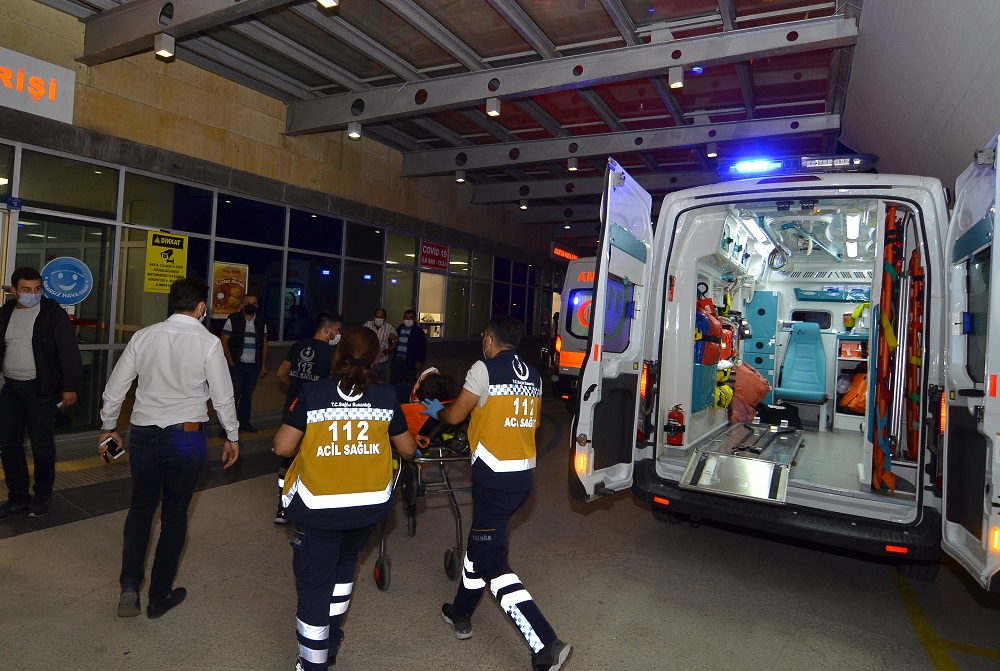 Feci kaza! Freni patlayan vinç eve çarptı 4