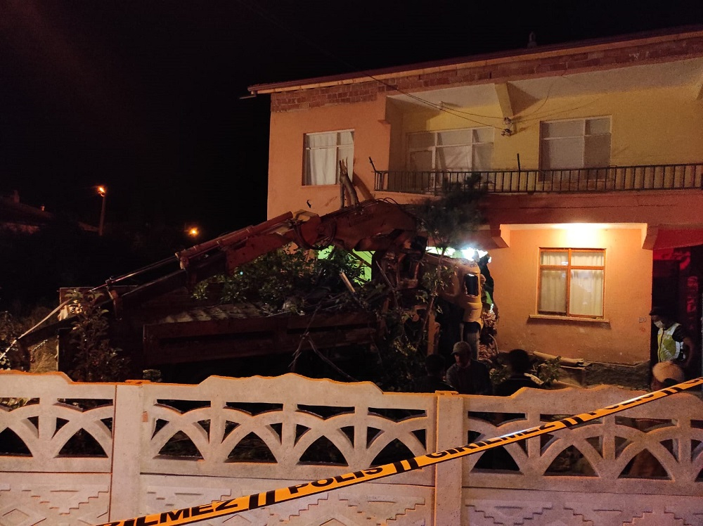 Feci kaza! Freni patlayan vinç eve çarptı 5