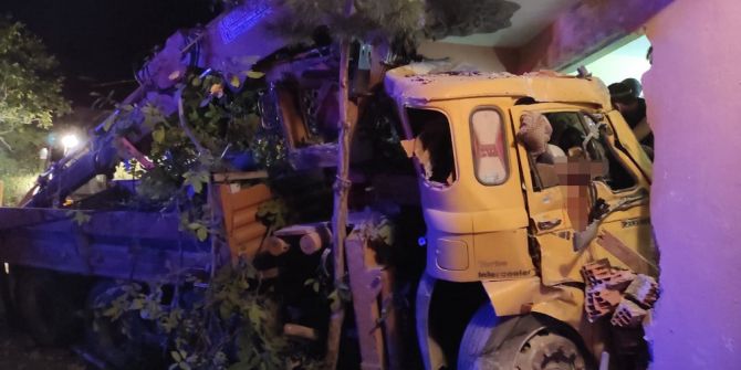 Feci kaza! Freni patlayan vinç eve çarptı