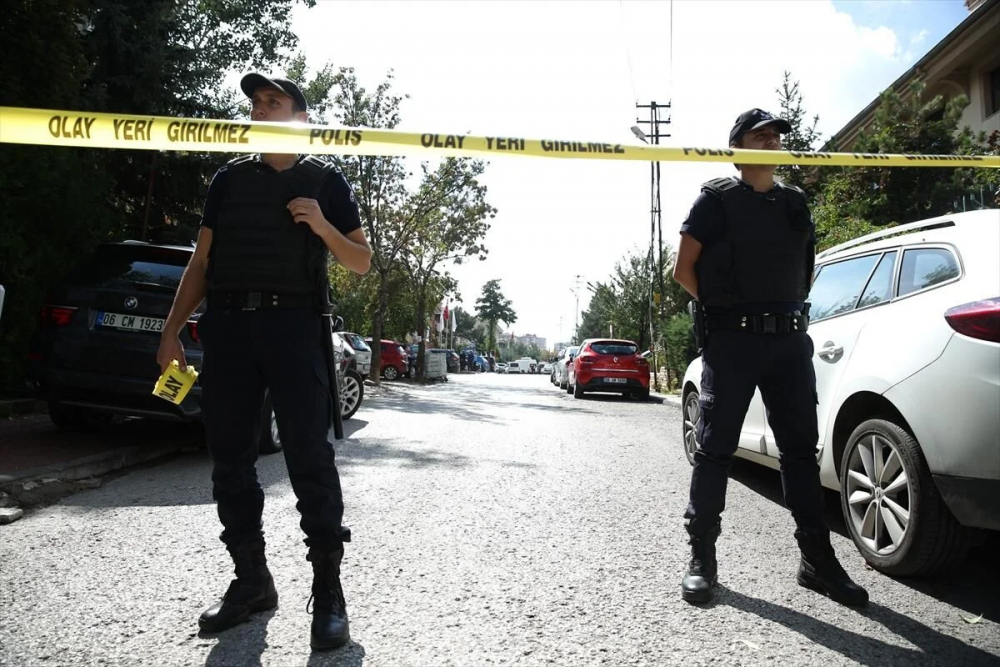 Oğullarının başına levyeyle vurduktan sonra bıçaklayıp iple boğan aileden flaş iddialar! 8