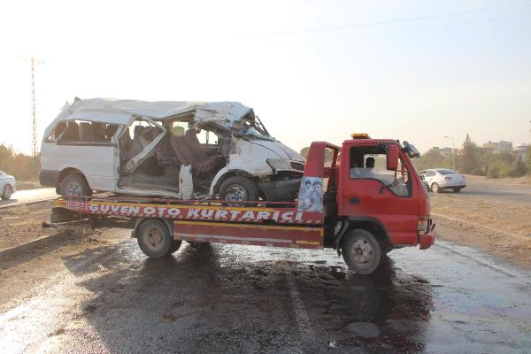 Diyarbakır'da işçileri taşıyan servis kaza yaptı: 2 ölü 20 yaralı 2
