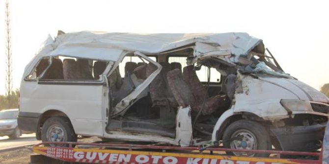 Diyarbakır'da işçileri taşıyan servis kaza yaptı: 2 ölü 20 yaralı