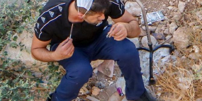 Güpegündüz yaşandı! Boynuna şırıngayla uyuşturucu enjekte etti