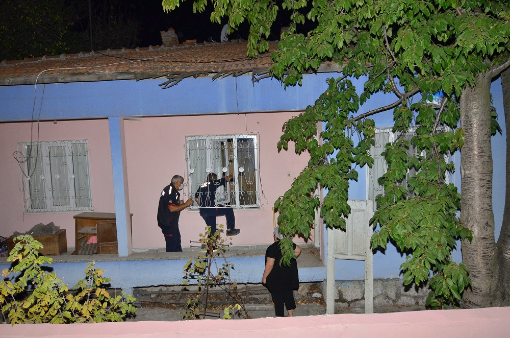 Yalnız yaşadığı evde baygın halde bulundu! Yaşlı kadın hastaneye kaldırıldı 1