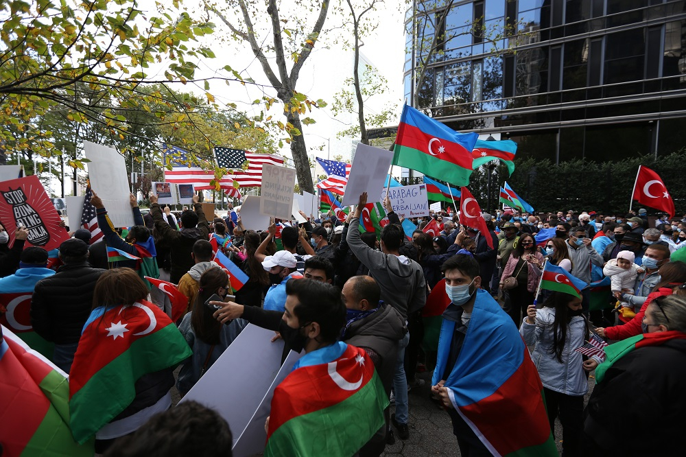 Ermenistan'ı protesto ettiler! New York'ta Azerbaycan'a destek gösterisi 16