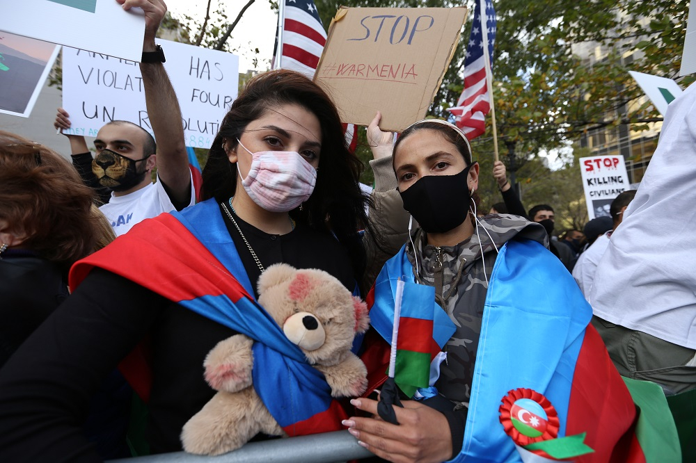 Ermenistan'ı protesto ettiler! New York'ta Azerbaycan'a destek gösterisi 18