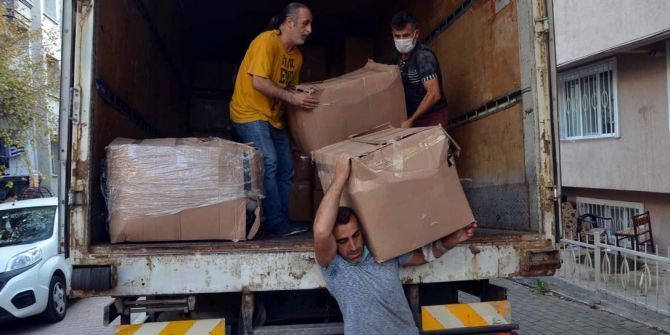 Uçakta unutulan eşyalar satışa çıkarıldı!
